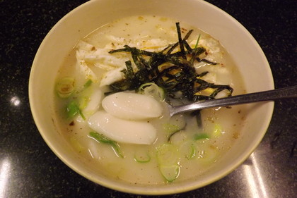 サコル・トック・クク（韓国餅入り牛骨スープ）